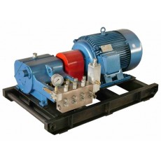 Triplex plunger pumps